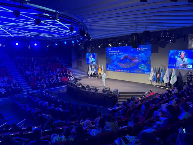 لذت نوشیدن محصول خوش طعم پاک در یک رویداد خاص / بزرگان مارکتینگ ایران در یک گردهمایی علمی حضور یافتند