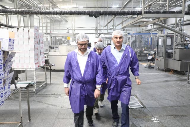 تمجید مدیرعامل بانک کشاورزی از ظرفیتهای پاک در بازدید از کارخانههای این مجموعه تولیدی +تصاویر
